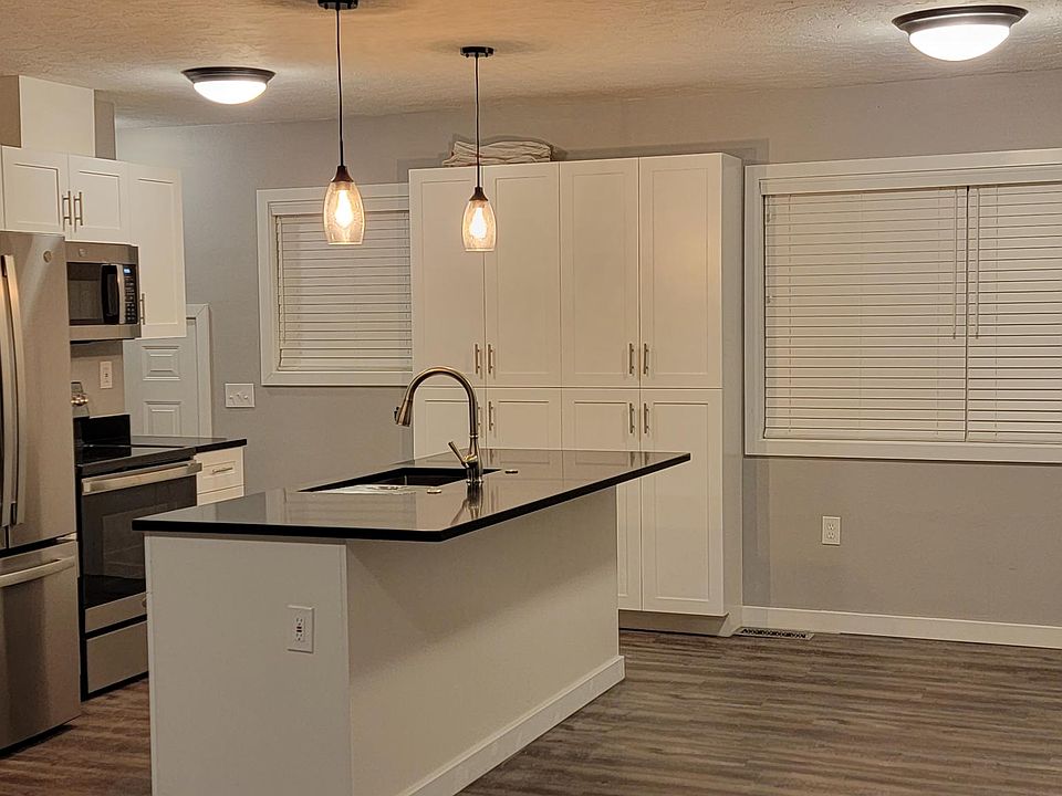 A view of the kitchen and dining room.