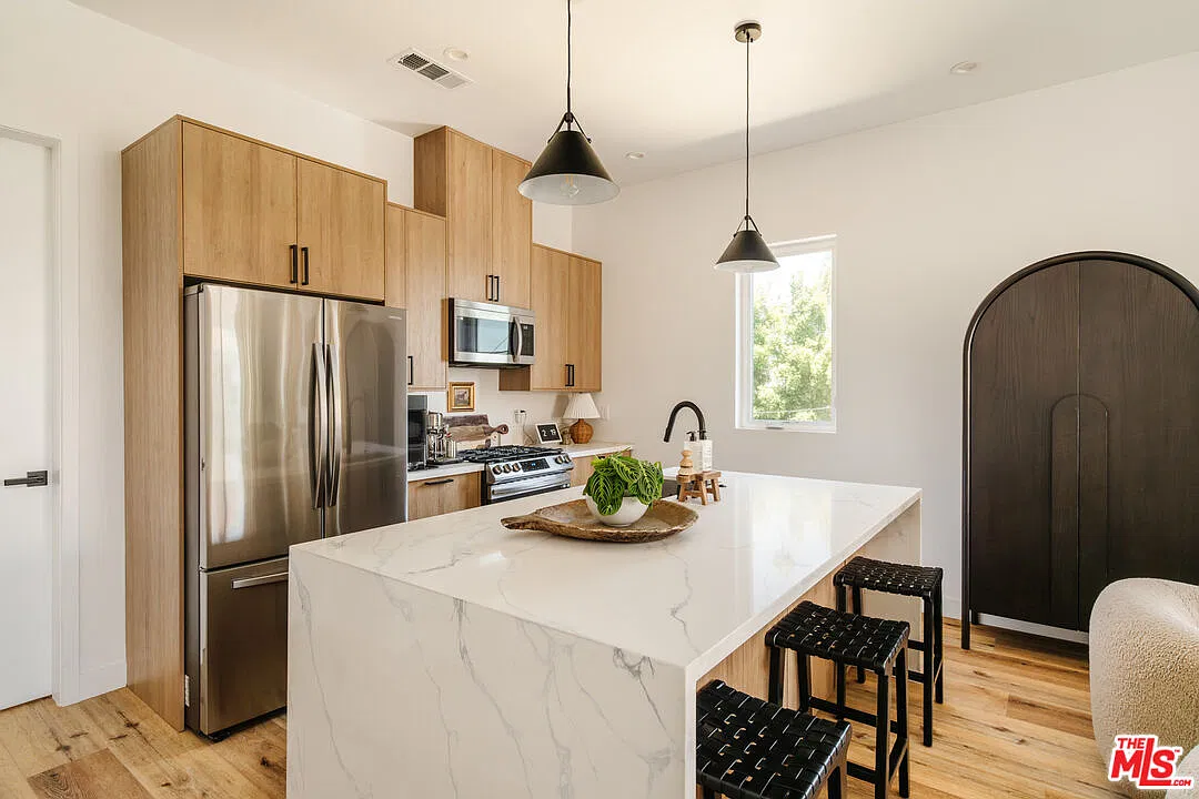 4 bed, 3.5 bath, 1729 sqft, $4,583 — Photo 3
