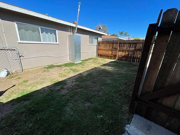 4th image of 3644 W 112th St