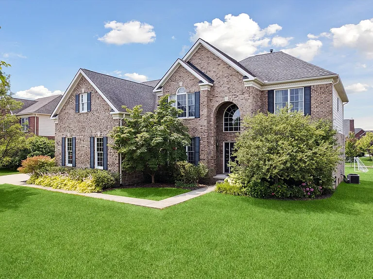 24323 Bellingham Dr — Photo 44