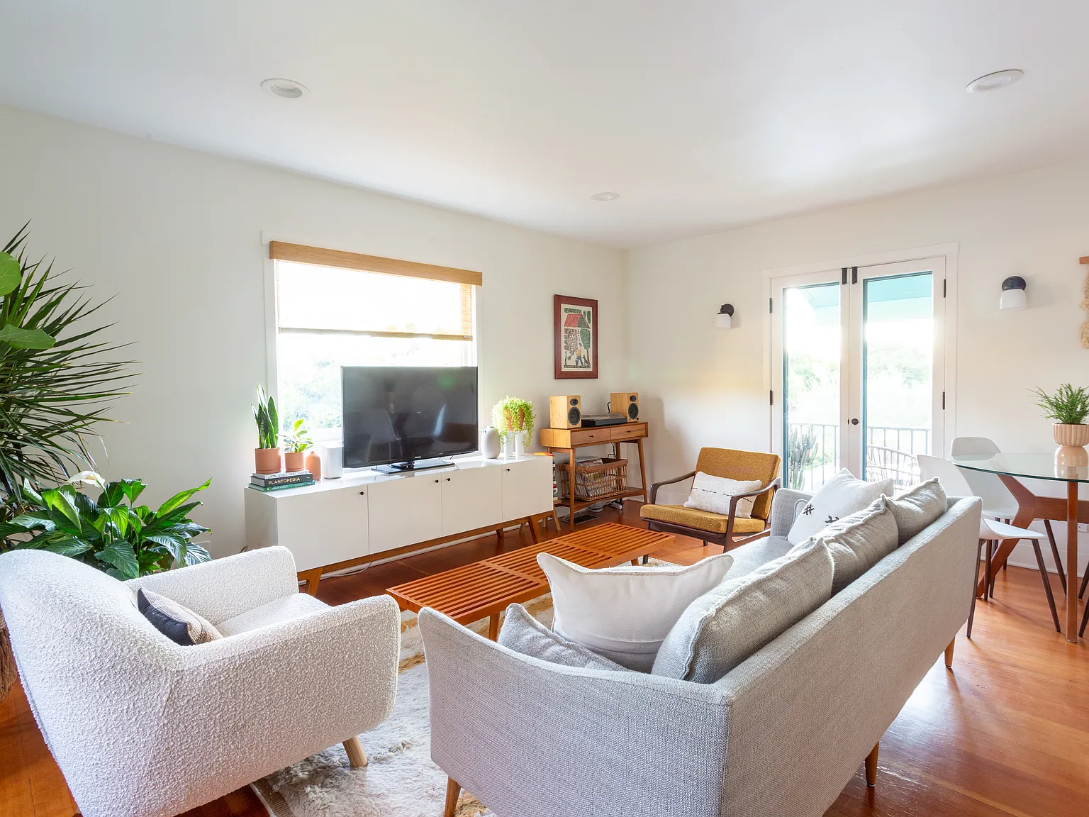 2 bed, 900 sqft, $5,850 — Photo 3