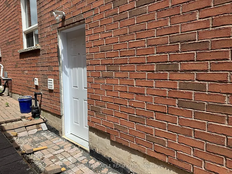 185 Featherstone Rd — Photo 4