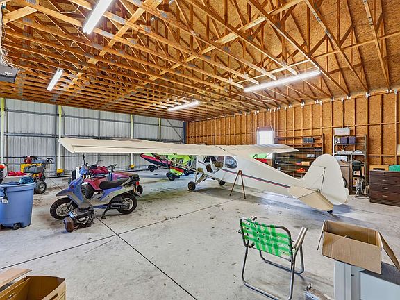 3rd image of 206 SW Cessna Ct