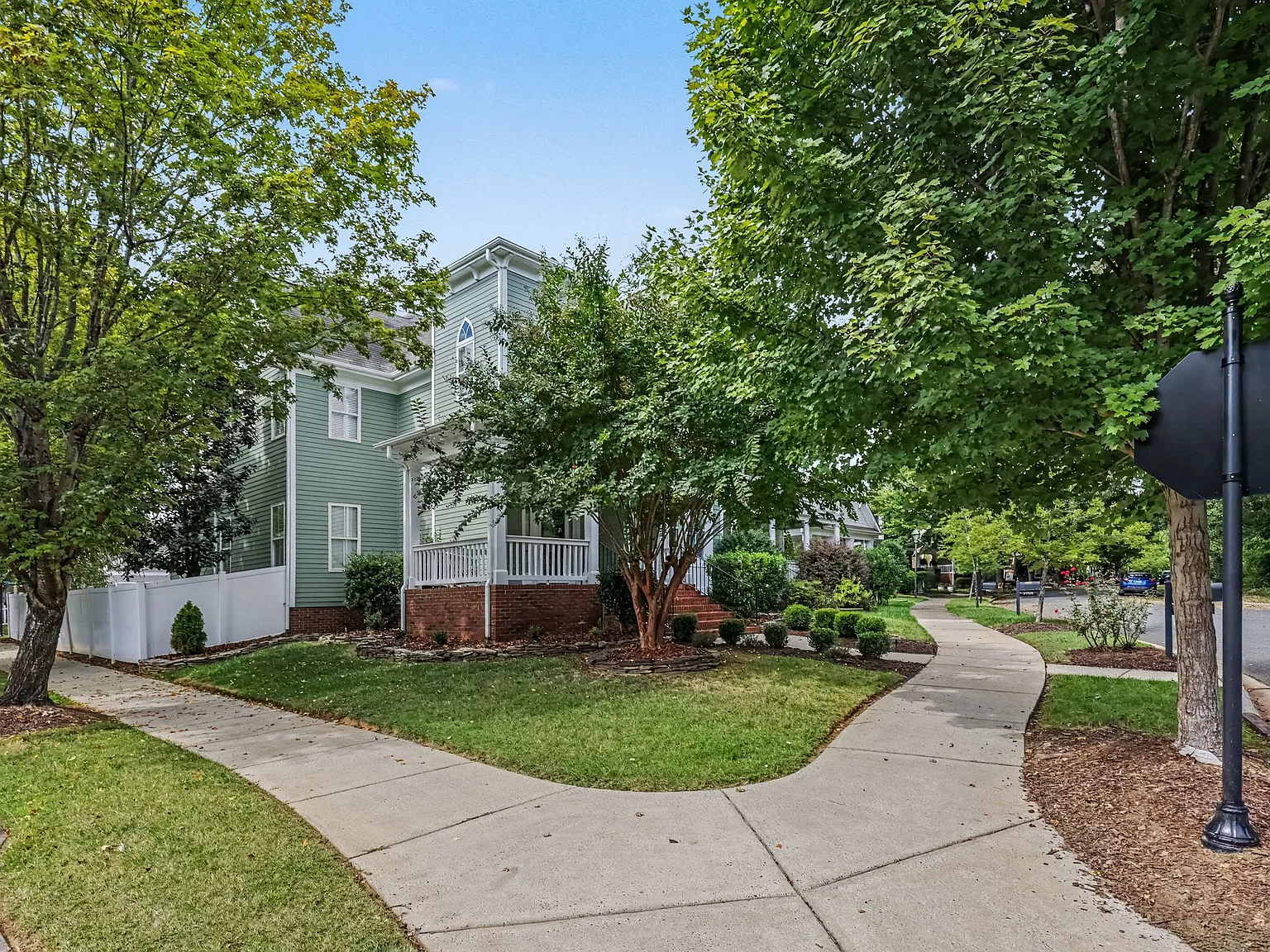 3 bed, 2.5 bath, 2398 sqft, $3,200 — Photo 4