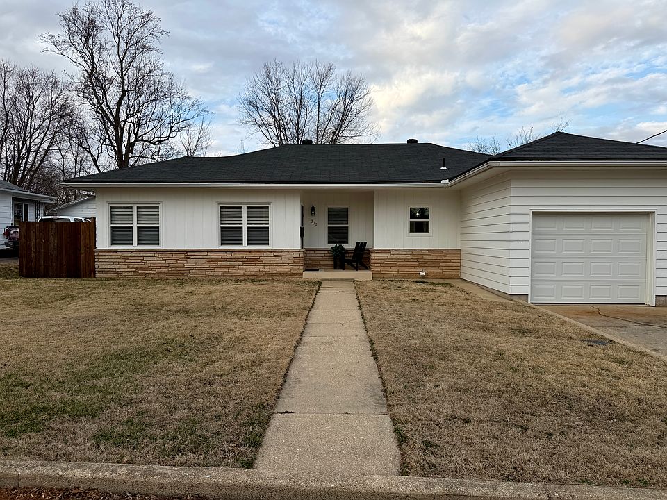 1st image of 302 W Gibbs Ave