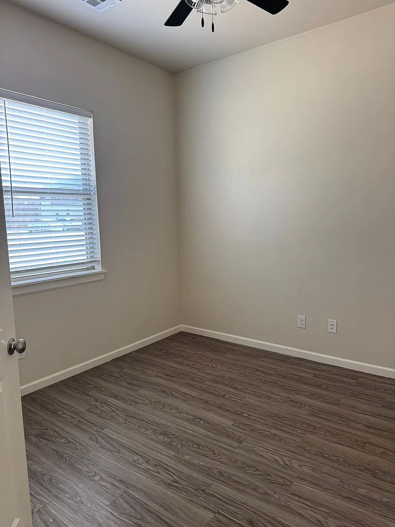 Charming 2 bed/2 bath in gated community The Enclave! — Photo 2