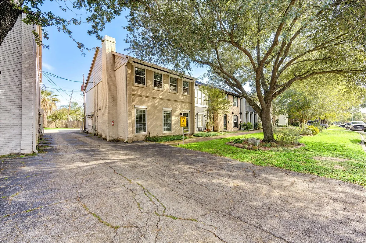 Building Photo - 940 Wycliffe Dr #6