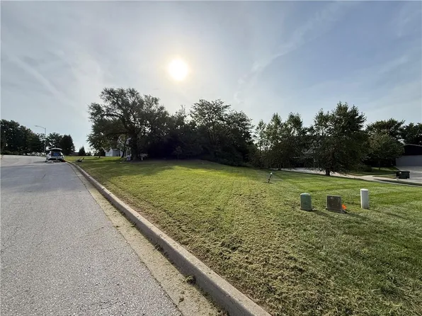 12021 NW Country Club Ct, Parkville, MO 64152