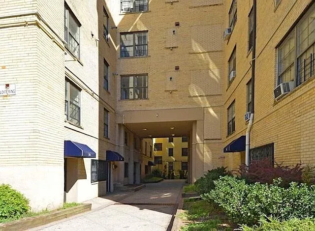 3 bed, $1,600 — Photo 2