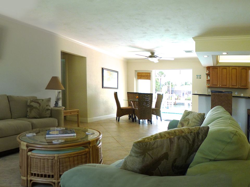 1st image of 835 Willow Ct