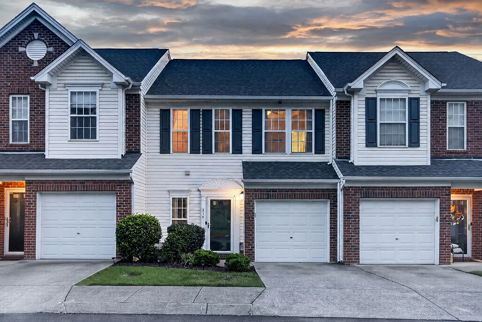 3 bed, 2.5 bath, 1424 sqft, $2,600 — Photo 1