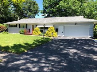 1 Sprucewood Ln, Rochester, NY 14624