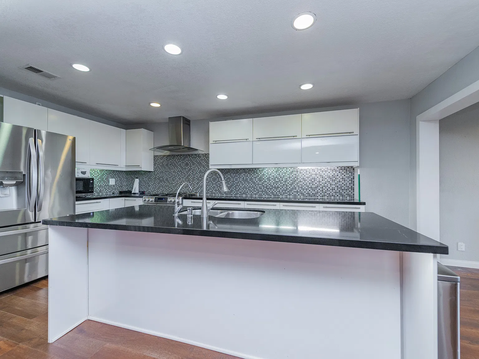 5 bed, 3.5 bath, 2530 sqft, $4,300 — Photo 4