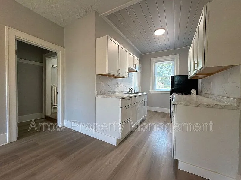 2 bed, 1.0 bath, 740 sqft, $850 — Photo 2