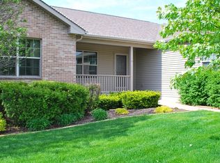 979 Hamilton Dr, Sycamore, IL 60178