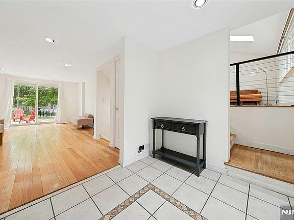 3rd image of 11 Meadow St