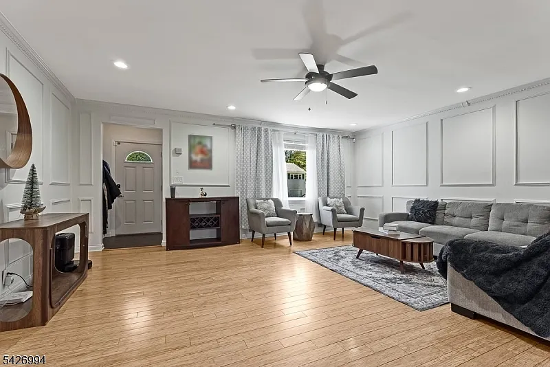 4 bed, 2.5 bath, $5,400 — Photo 3