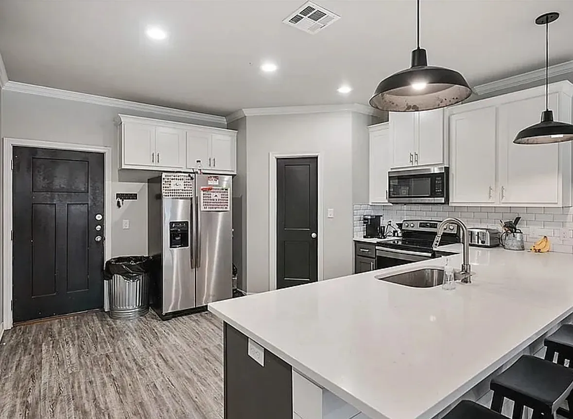 8 bed, 8.5 bath, 3169 sqft, $9,600 — Photo 2