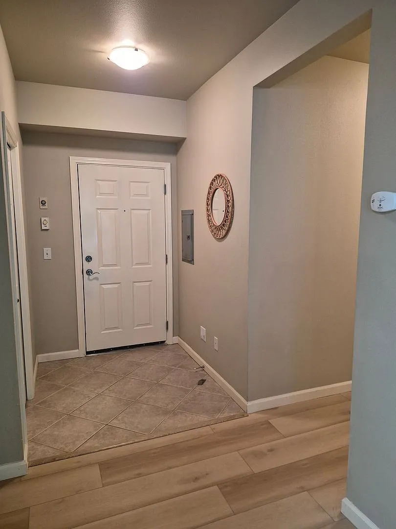 Move-in Ready, corner unit. — Photo 2