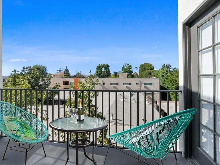 Toluca Court — Photo 18