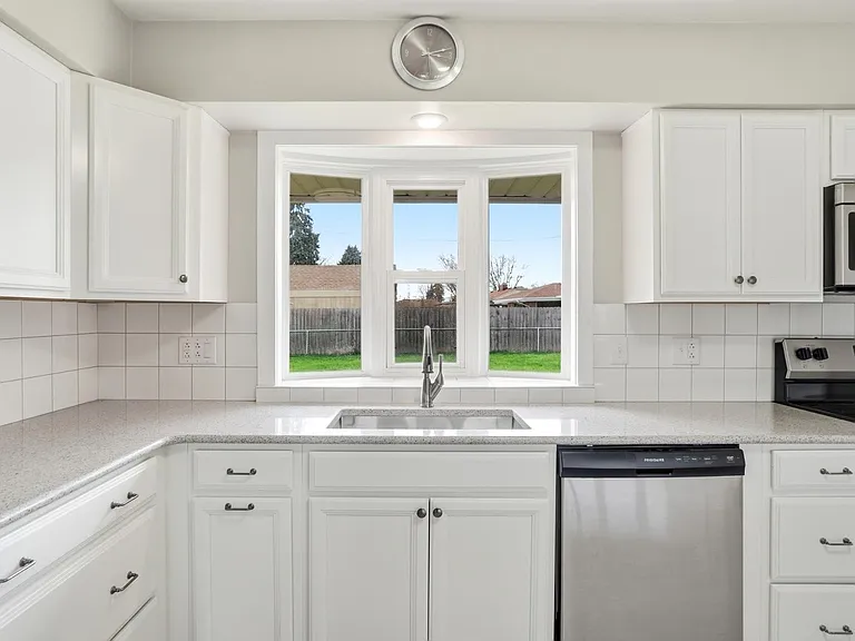 5159 Grosse Point Pkwy — Photo 11