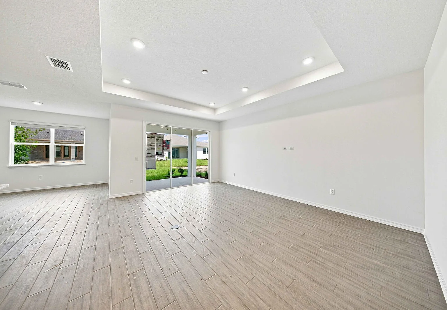 4 bed, 3.0 bath, 2011 sqft, $2,395 — Photo 3