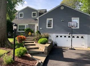 46 Greenwood Ln, Valhalla, NY 10595