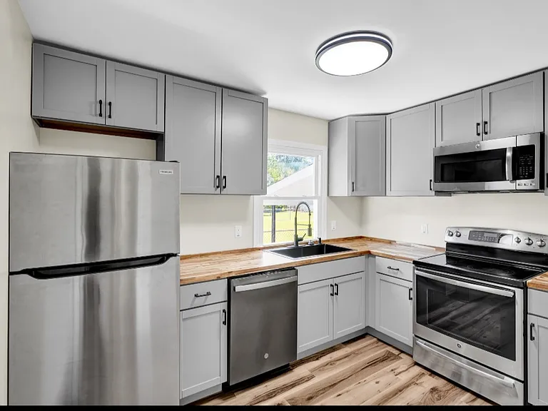 2205 S Lombard Ave — Photo 17