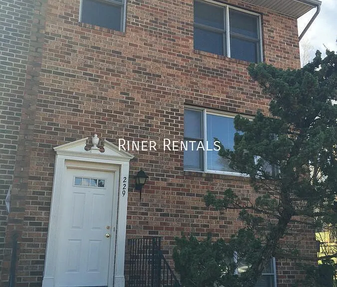 229 Wakefield Pl — Photo 1