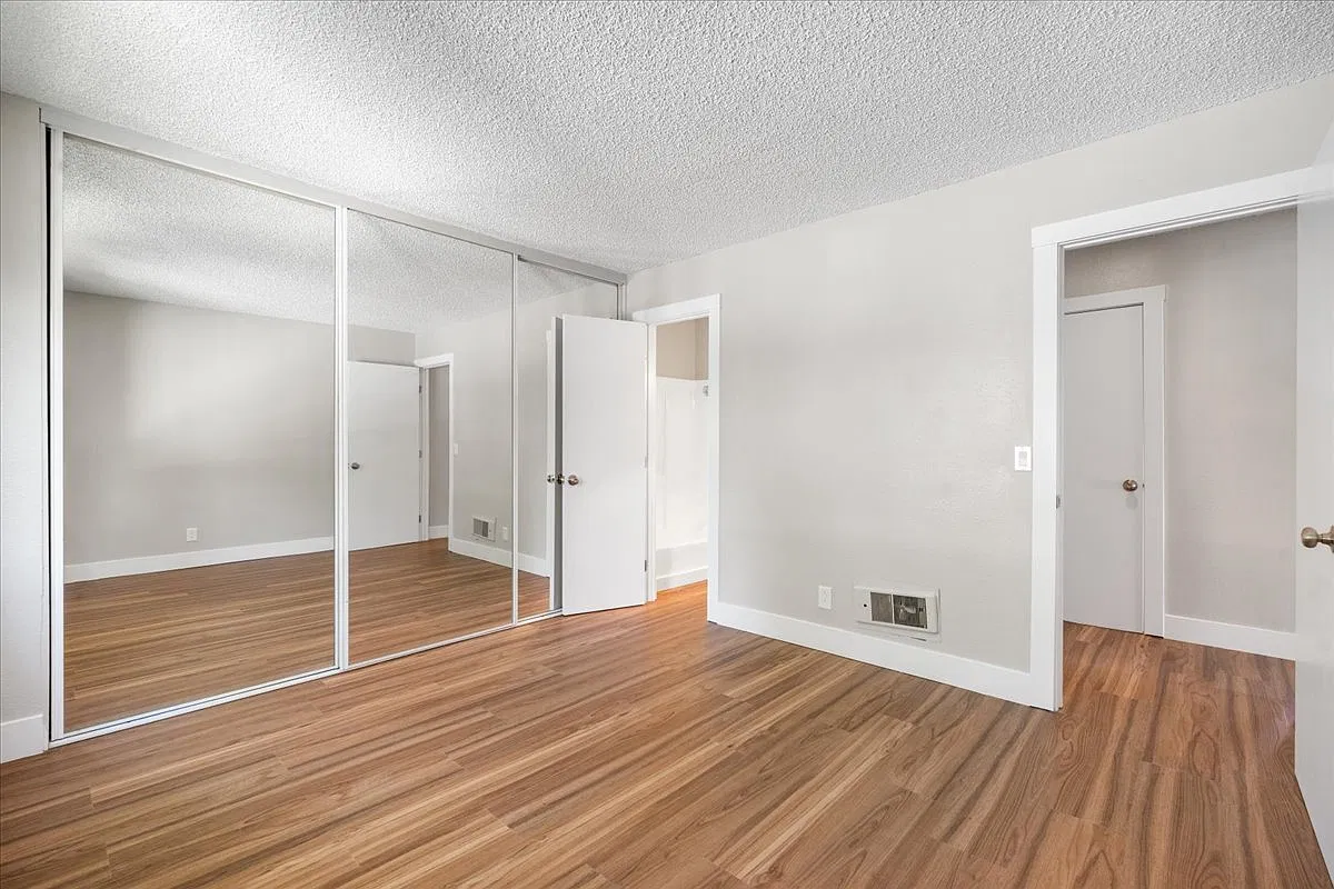 2 bed, 1.5 bath, 884 sqft, $2,500 — Photo 4