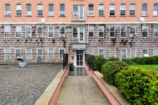 Rented by Safdie Realty Group | media 7