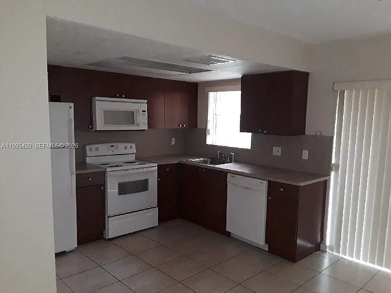2604 NW 52nd Ave #C15 — Photo 2