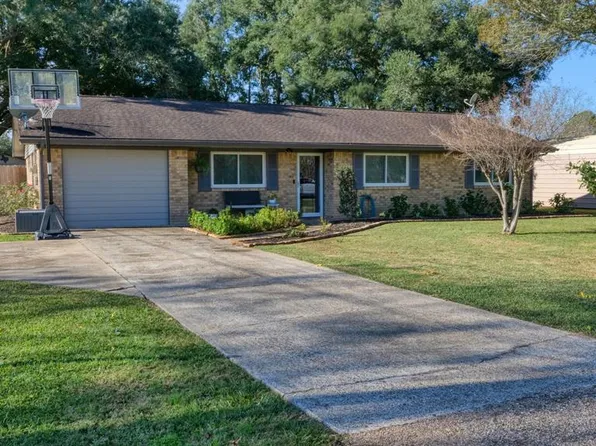 1322 Avenue H, Danbury, TX 77534