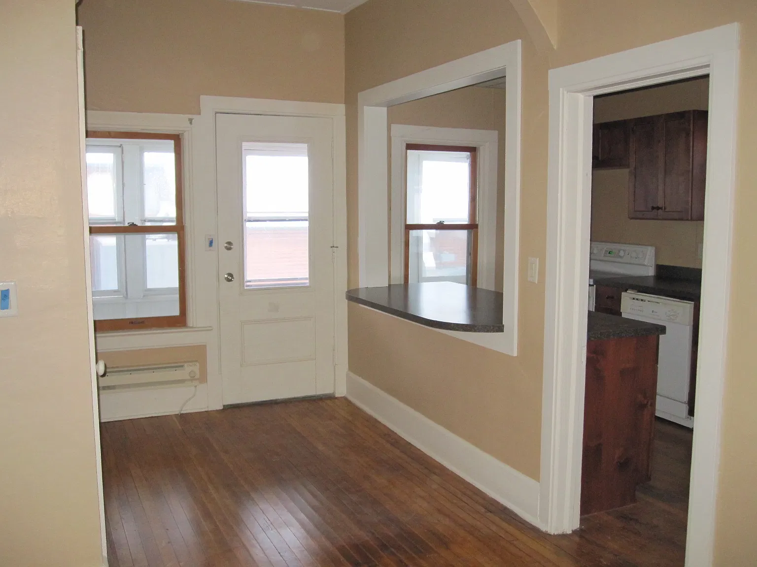 2 bed, 700 sqft, $975 — Photo 2