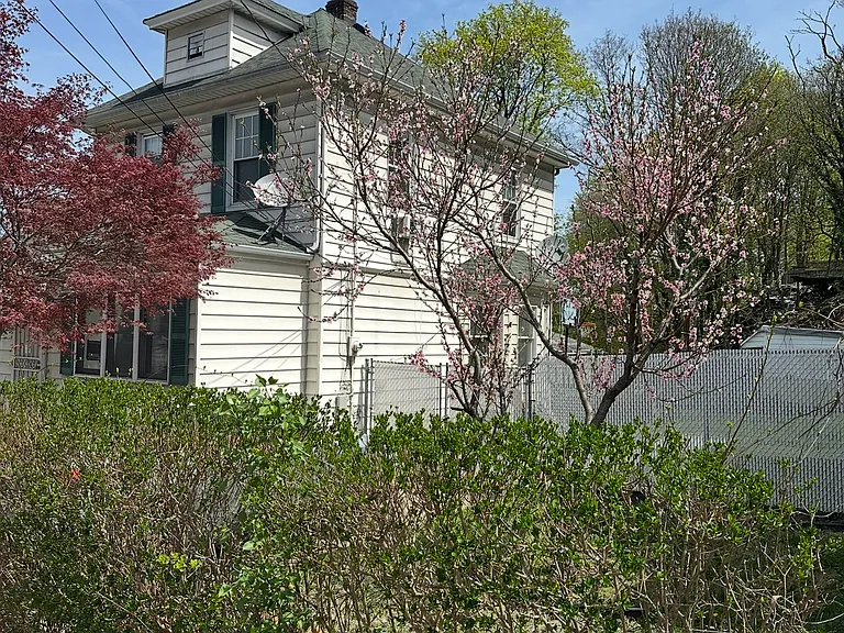 303 Glen Ave — Photo 2