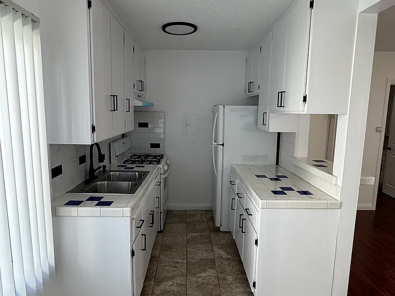 Hollyking Apartments — Photo 34