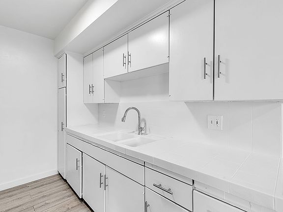 5th image of 934 Larch St APT 2C