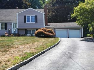 5 Lisa Ln, Valhalla, NY 10595