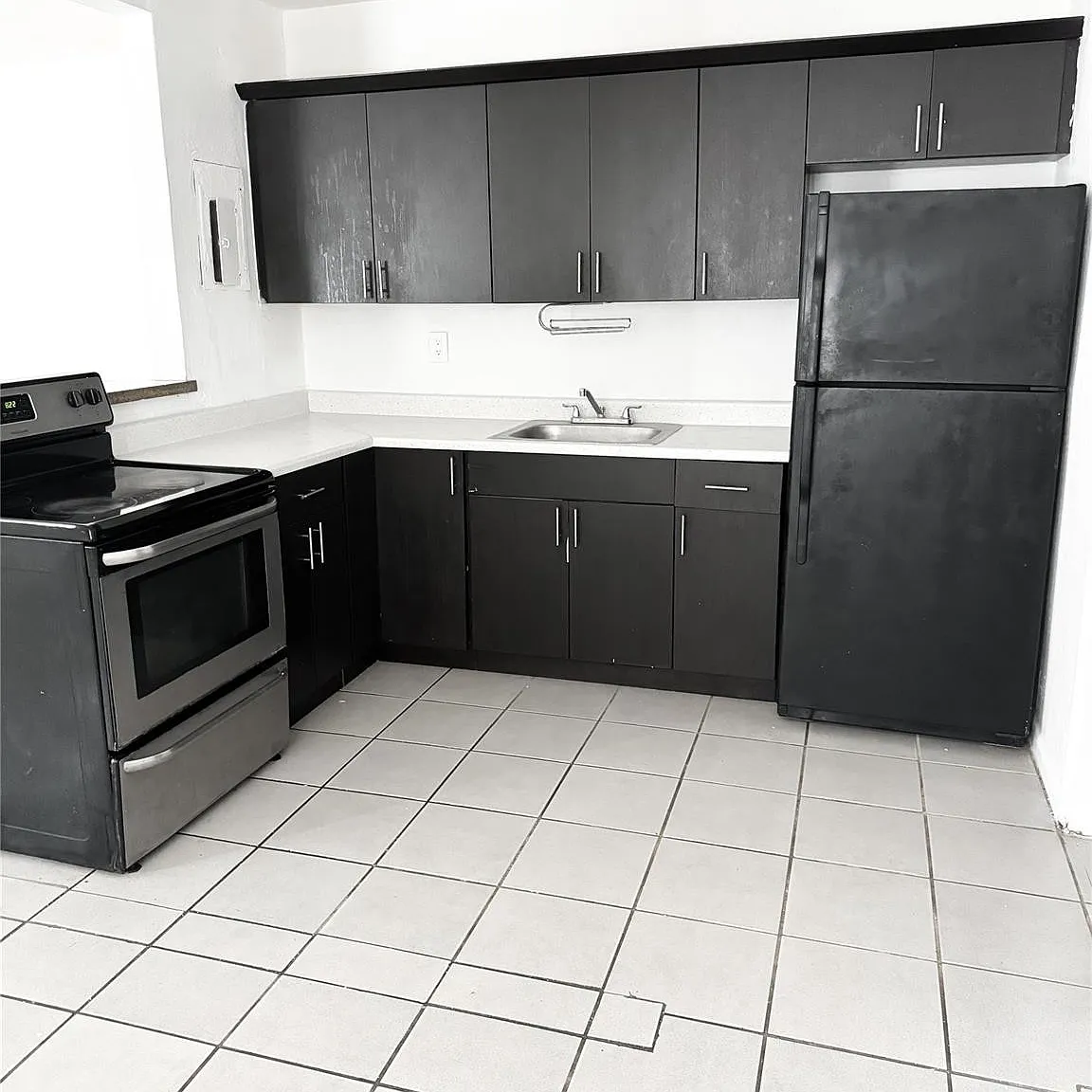 3 bed, 1.0 bath, 1051 sqft, $2,200 — Photo 2