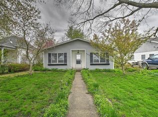 303 N Vine St, Moweaqua, IL 62550
