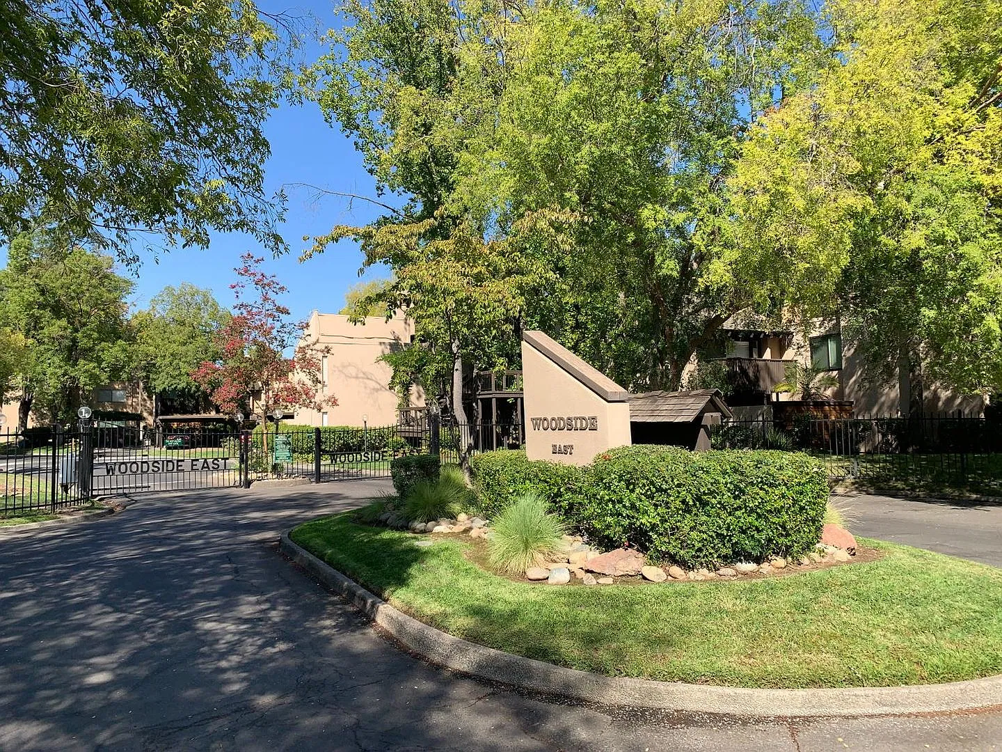 Garden Condo Setting - Woodside — Photo 2