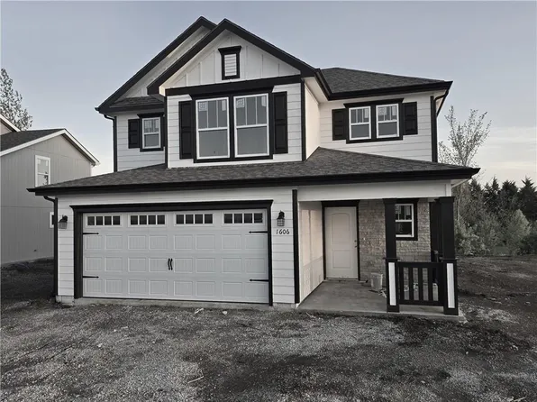 1606 Bluestem Dr, Ottawa, KS 66067