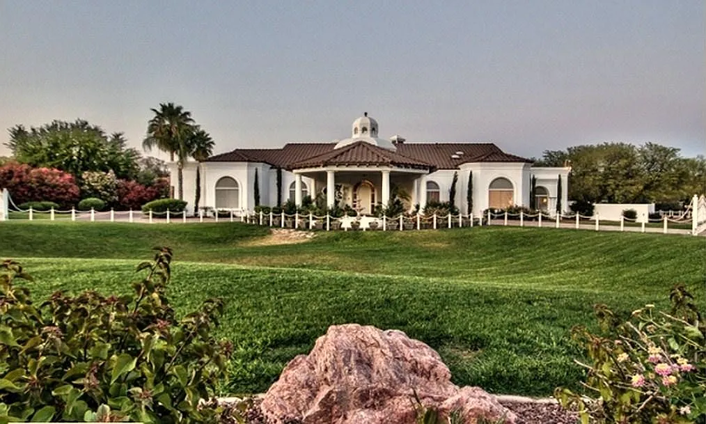 6 bed, 5561 sqft, $26,000 — Photo 1