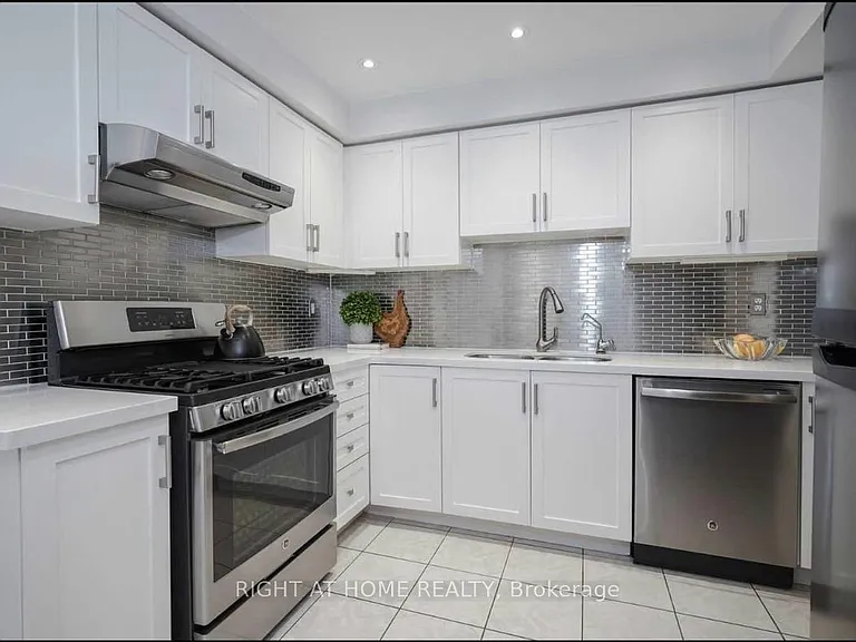 6399 Spinnaker Cir #121 — Photo 4