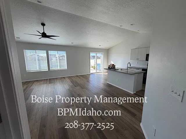 3 bed, 1364 sqft, $2,295 — Photo 3