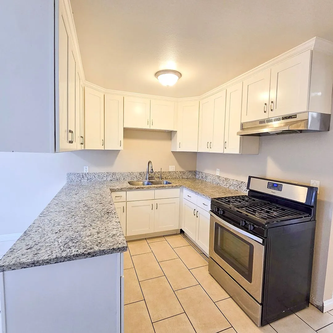 Blue Crescent Apartments — Photo 2