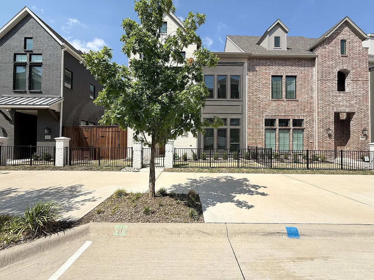 3 bed, 3.0 bath, 2465 sqft, $3,995 — Photo 1
