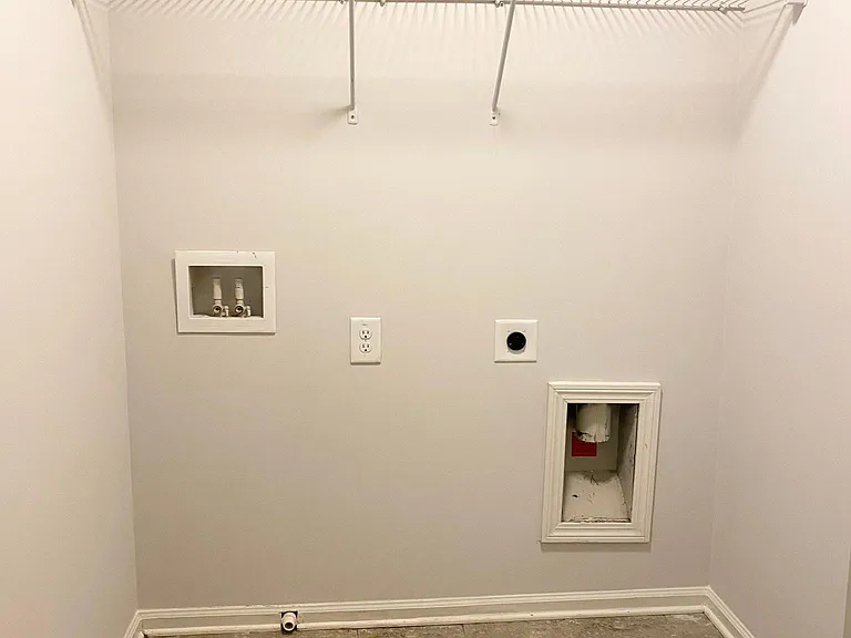 390 Holdings Dr — Photo 18