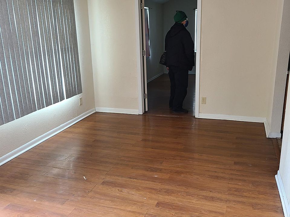 1st image of 102 W Pecan St