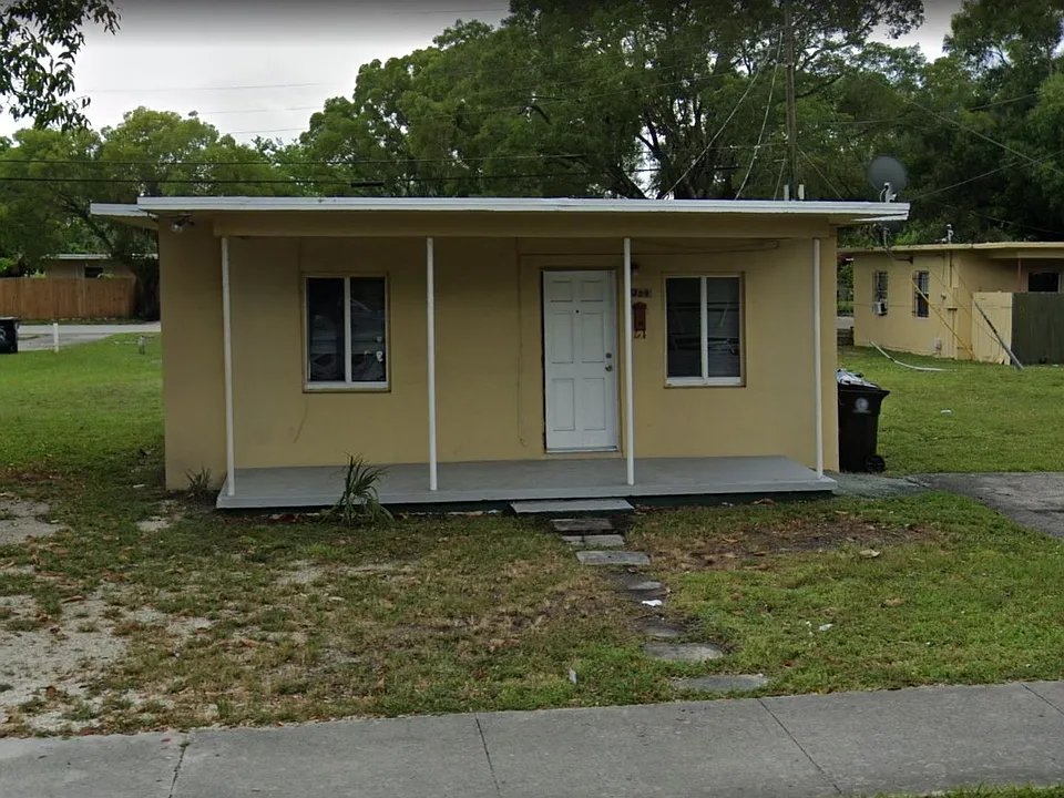 1304 NW 4th St